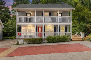 Downtown Dolly is a 2 bed 2bath creekside cottage only a half mile from downtown Gatlinburg